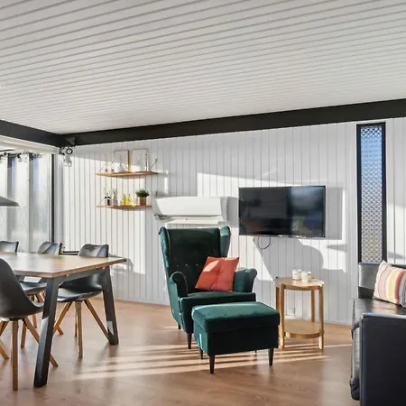 Prázdninový dům Cozy Summer House Close To And Nature