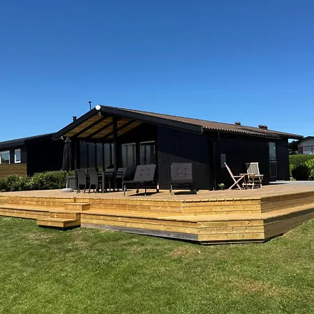 Cozy Summer House Close To And Nature Rønde